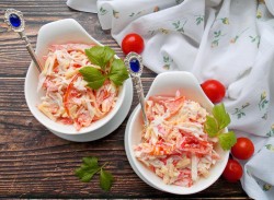 название картинки Салат с болгарским перцем крабовыми палочками и помидорами