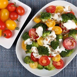 Салат с брокколи и помидорами
