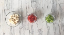 Салат с брынзой и томатами под шпинатным соусом