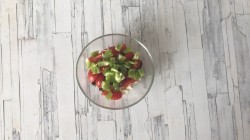 Салат с брынзой и томатами под шпинатным соусом