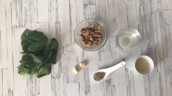 Салат с брынзой и томатами под шпинатным соусом