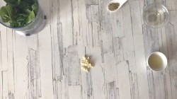 Салат с брынзой и томатами под шпинатным соусом