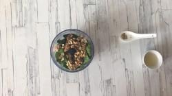 Салат с брынзой и томатами под шпинатным соусом