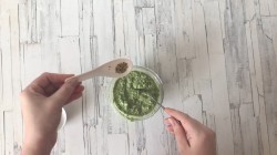 Салат с брынзой и томатами под шпинатным соусом