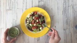 Салат с брынзой и томатами под шпинатным соусом