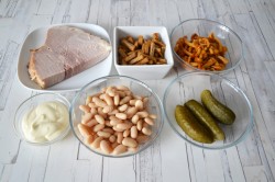 Грибной салат с маринованными опятами и ветчиной