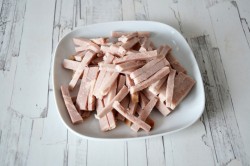 Грибной салат с маринованными опятами и ветчиной