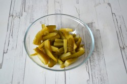 Грибной салат с маринованными опятами и ветчиной