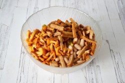 Грибной салат с маринованными опятами и ветчиной