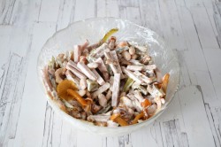 Грибной салат с маринованными опятами и ветчиной