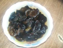 Салат из курицы с черносливом с жареными грибами