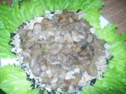 Салат из курицы с черносливом с жареными грибами