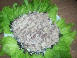 Салат из курицы с черносливом с жареными грибами