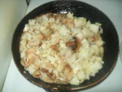 Салат из курицы с черносливом с жареными грибами