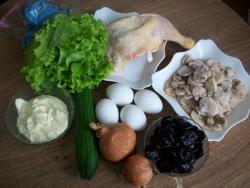 Салат из курицы с черносливом с жареными грибами