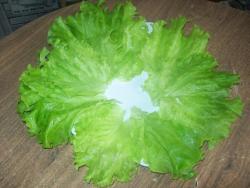 Салат из курицы с черносливом с жареными грибами