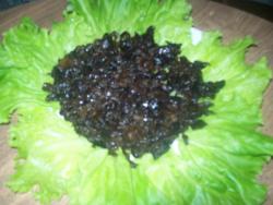 Салат из курицы с черносливом с жареными грибами