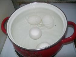 Салат из курицы с черносливом с жареными грибами