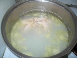 Салат из курицы с черносливом с жареными грибами