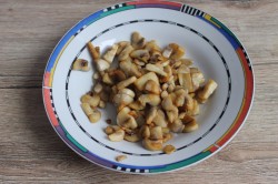 название картинки Салат с шампиньонами и фасолью