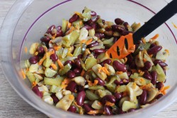 название картинки Салат с шампиньонами и фасолью