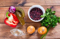 название картинки Салат с фасолью и солеными огурцами