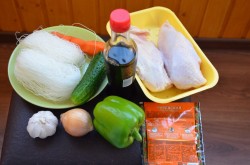 Салат с фунчозой и курицей и соевым соусом