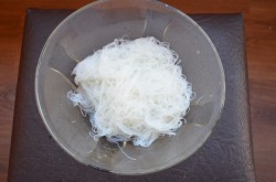 Салат с фунчозой и курицей и соевым соусом