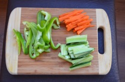 Салат с фунчозой и курицей и соевым соусом