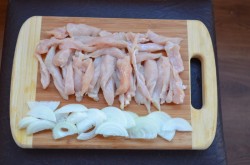 Салат с фунчозой и курицей и соевым соусом