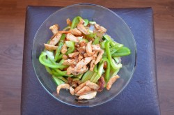 Салат с фунчозой и курицей и соевым соусом