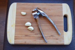 Салат с фунчозой и курицей и соевым соусом