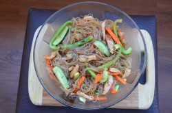 Салат с фунчозой и курицей и соевым соусом