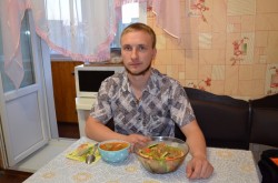 Салат с фунчозой и курицей и соевым соусом