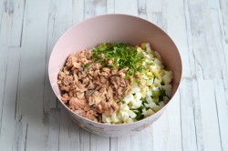 название картинки Салат с горбушей консервированной рисом и яйцом