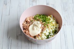 название картинки Салат с горбушей консервированной рисом и яйцом