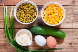 название картинки Салат с горошком кукурузой яйцами