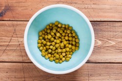 название картинки Салат с горошком кукурузой яйцами