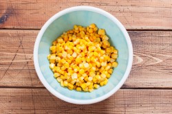 название картинки Салат с горошком кукурузой яйцами