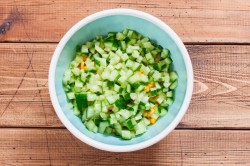 название картинки Салат с горошком кукурузой яйцами