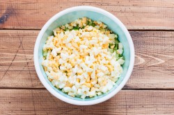 название картинки Салат с горошком кукурузой яйцами