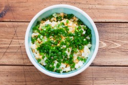 название картинки Салат с горошком кукурузой яйцами