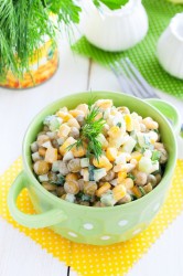 название картинки Салат с горошком кукурузой яйцами