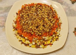 название картинки Салат с говядиной и гранатами, грецкими орехами