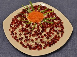 название картинки Салат с говядиной и гранатами, грецкими орехами