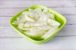 название картинки Салат с говядиной и маринованным луком