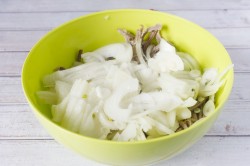 название картинки Салат с говядиной и маринованным луком