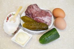 Салат с говядиной и маринованными огурцами