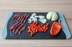 название картинки Салат с говядиной и огурцами