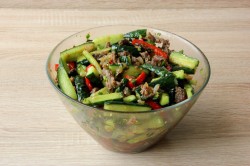 название картинки Салат с говядиной и огурцами